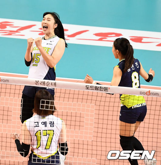 1세트, 현대건설 황민경이 서브에이스를 성공시킨 뒤 포효하고 있다. /dreamer@osen.co.kr