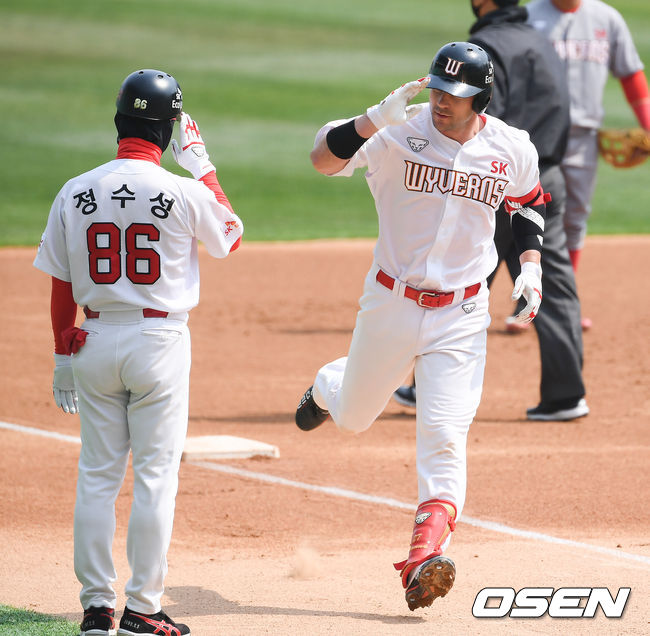 2회말 수펙스 선두타자 로맥이 선취 솔로홈런을 날린뒤 베이스를 돌고 있다. /  soul1014@osen.co.kr