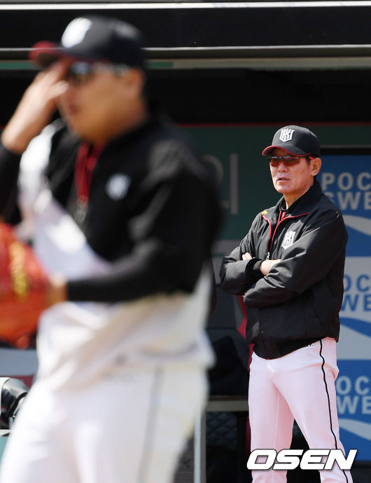 KT 이강철 감독이 덕아웃 앞에서 선수들의 훈련을 주시하고 있다. /rumi@osen.co.kr