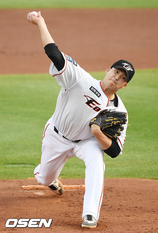 한화 백팀 선발 김민우가 마운드 위에서 힘차게 공을 뿌리고 있다. / rumi@osen.co.kr