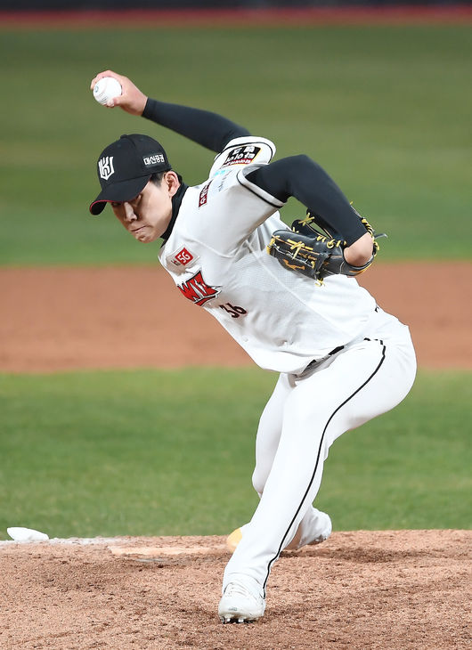 KT 위즈가 16일 오후 수원KT위즈파크에서 청백전을 진행했다.9회초 빅팀 이강준이 역투하고 있다. /youngrae@osen.co.kr