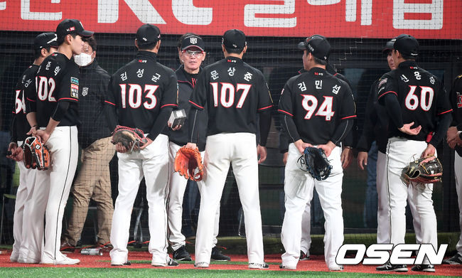 KT 위즈가 16일 오후 수원KT위즈파크에서 청백전을 진행했다.경기를 마친 뒤 이강철 감독이 2군에서 올라온 선수들중 수훈 선수인 문상준에게 선글라스를 건네고 있다. /youngrae@osen.co.kr