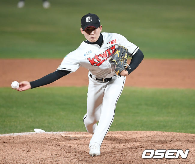 KT 위즈가 16일 오후 수원KT위즈파크에서 청백전을 진행했다.9회초 빅팀 이강준이 역투하고 있다. /youngrae@osen.co.kr