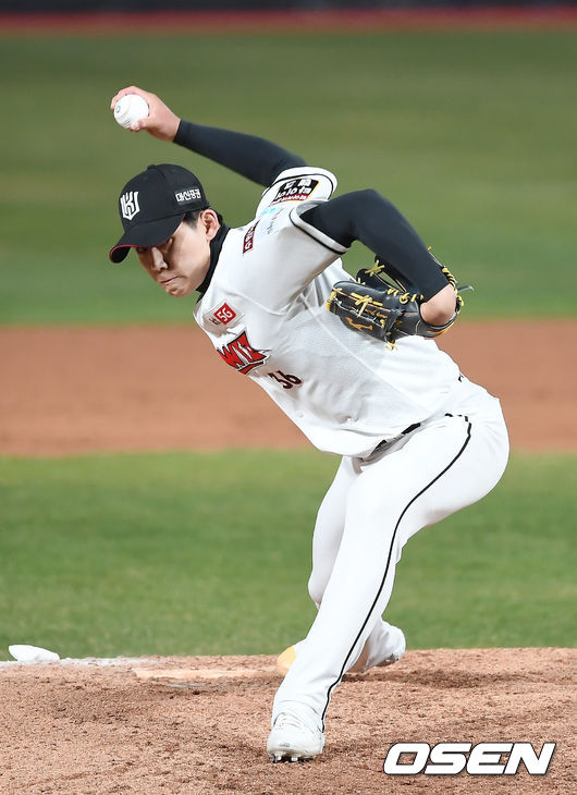 KT 위즈가 16일 오후 수원KT위즈파크에서 청백전을 진행했다.9회초 빅팀 이강준이 역투하고 있다. /youngrae@osen.co.kr