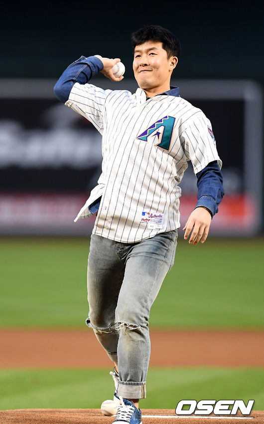 경기에 앞서 김병현이 시구를 하고 있다. / youngrae@osen.co.kr