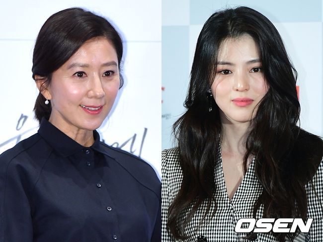 '부부의 세계'에서 호흡을 맞추고 있는 김희애(왼쪽)와 한소희. OSEN DB