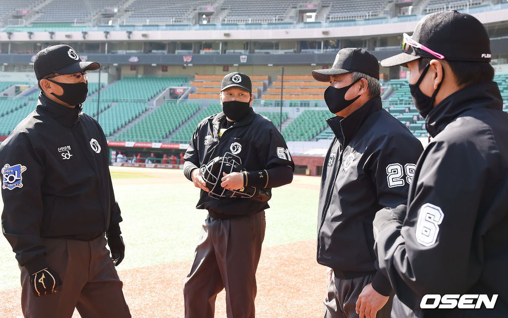 클리닝타임때 마스크를 착용한 심판들이 모여 이야기를 나누고 있다. / soul1014@osen.co.kr