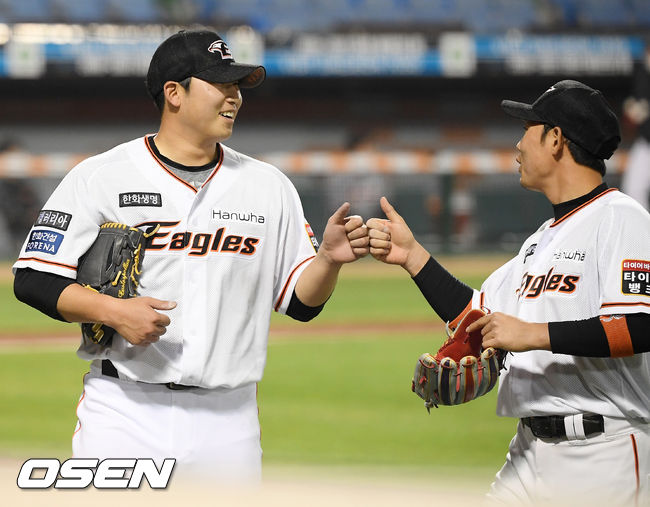 5회초를 마친 한화 백팀 선발 김민우가 덕아웃으로 들어오며 하주석과 하이파이브를 하고 있다. / rumi@osen.co.kr