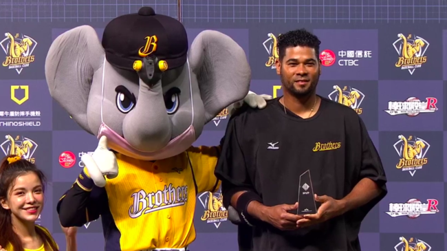 [사진] 대만 데뷔전에서 경기 MVP로 뽑힌 로저스. / 중신 구단 트위치 중계 