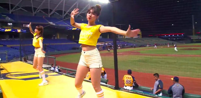 [사진] 무관중 경기에서 응원하는 중신 치어리더. / 중신 구단 트위치 중계 