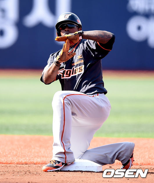 2015시즌 한화에서 뛴 나이저 모건이 'T' 세리머니를 하고 있다.  /jpnews@osen.co.kr