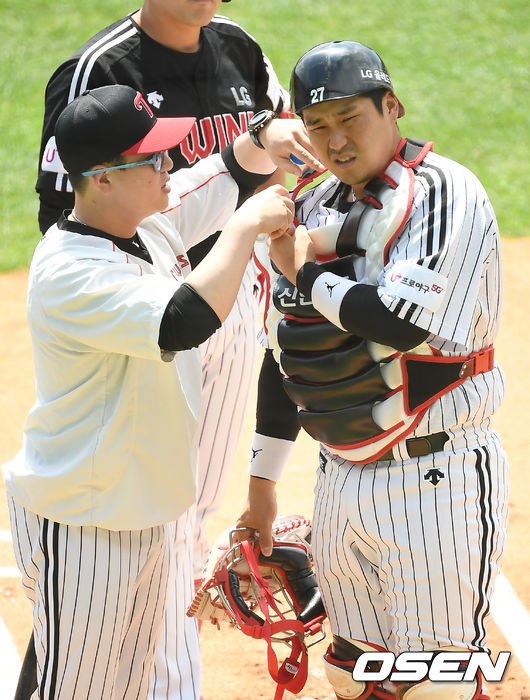 1회초 1사 유강남이 이형종의 파울 타구에 오른 어깨 부위를 맞고 치료를 받고 있다. /youngrae@osen.co.kr