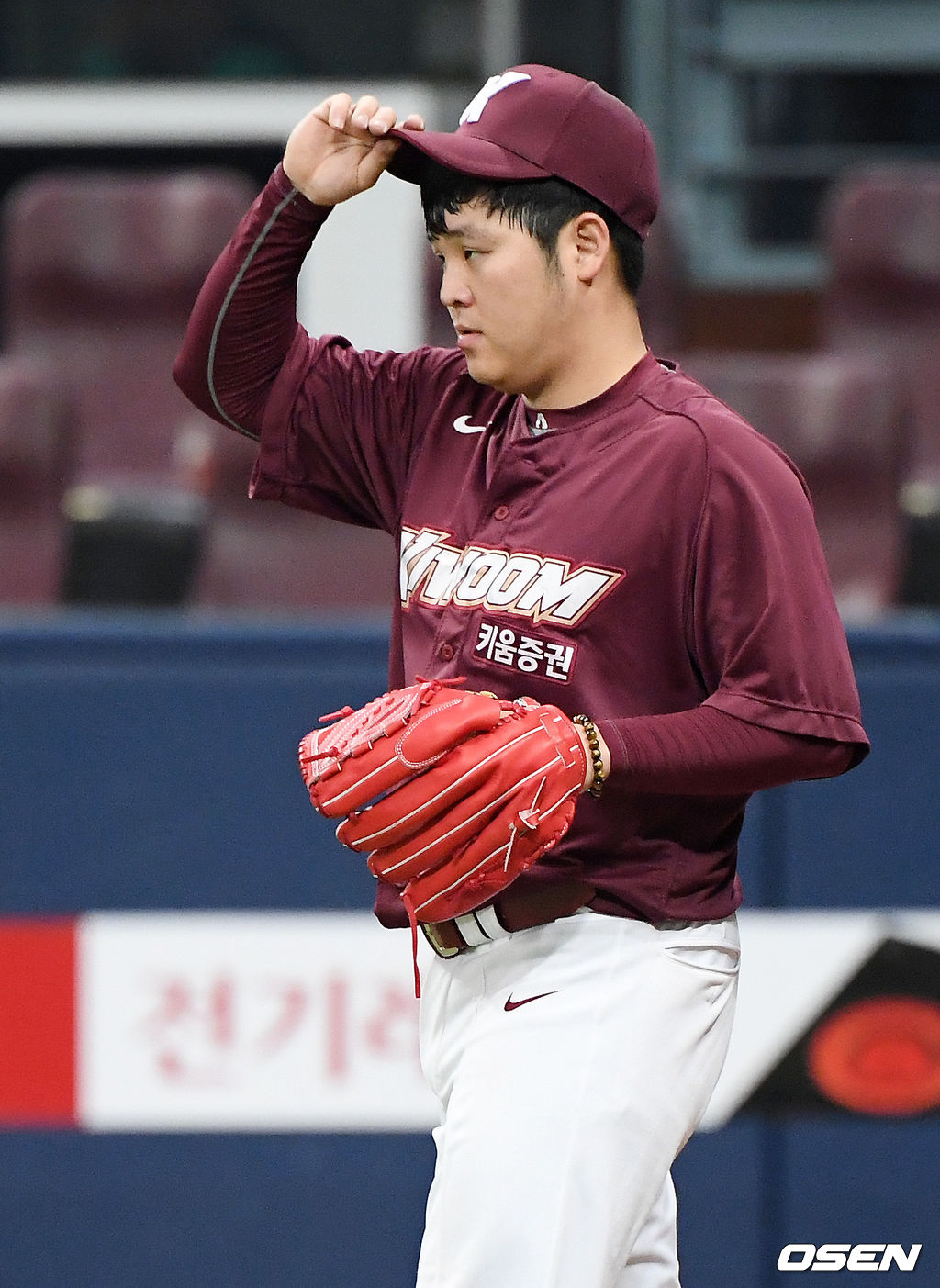 4회말 1사 주자 만루 백팀 김혜성 타석에서 청팀 선발 한현희의 폭투로 임병욱이 홈을 밟자 한현희가 아쉬워하고 있다./ rumi@osen.co.kr