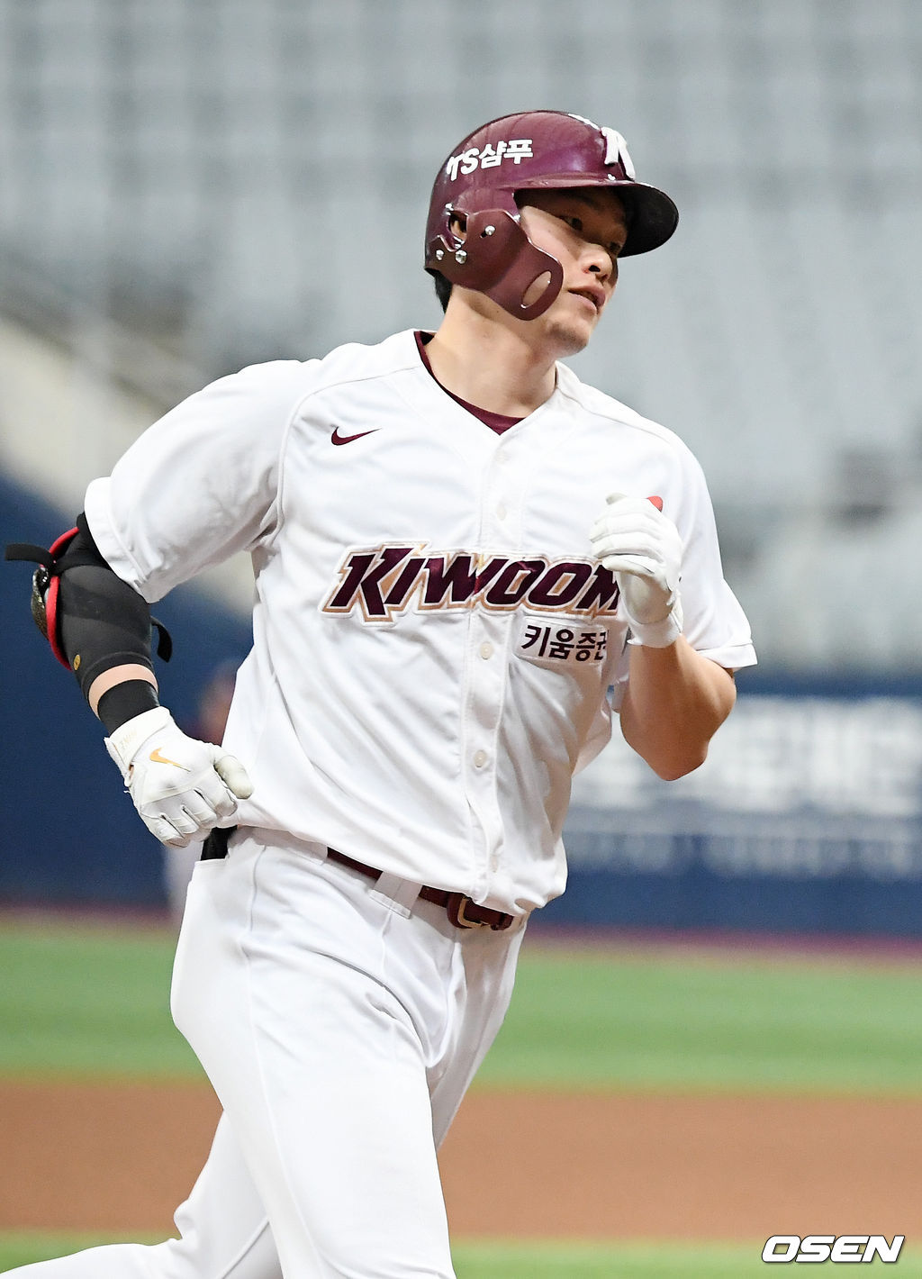 6회말 2사 백팀 임병욱이 솔로포를 날린 후 그라운드를 돌고 있다. / rumi@osen.co.kr