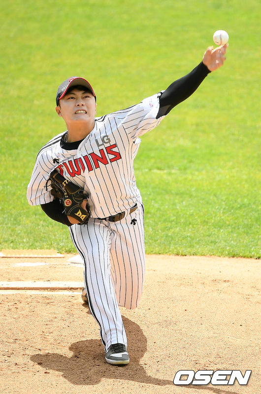 1회초 LG 김윤식이 역투하고 있다. /youngrae@osen.co.kr