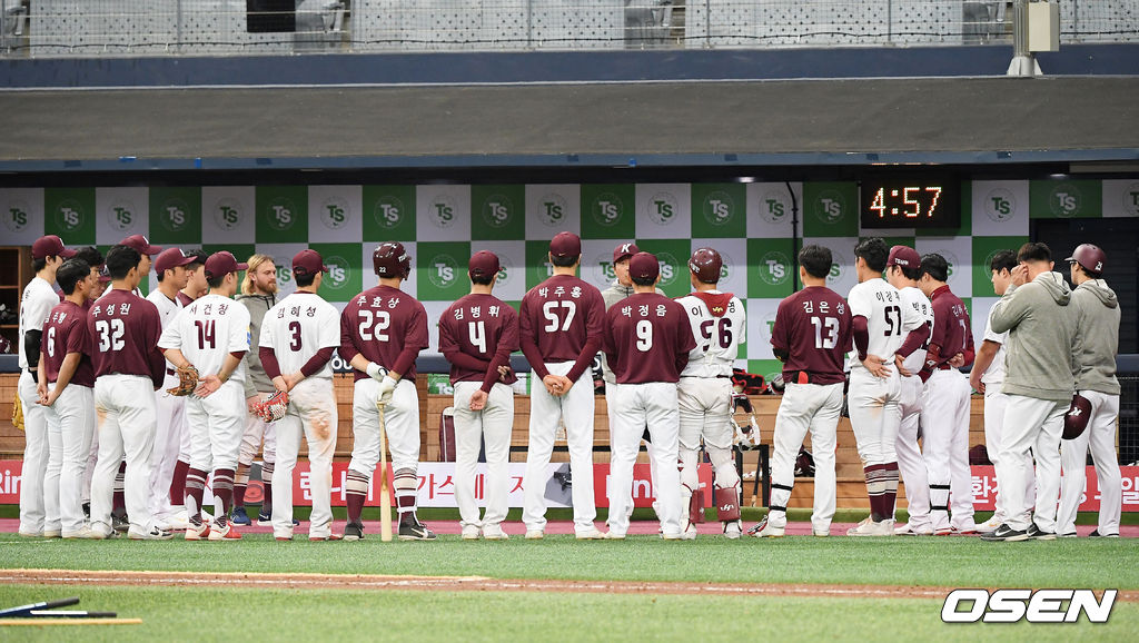 경기를 마치고 키움 선수들이 미팅을 갖고 있다. / rumi@osen.co.kr