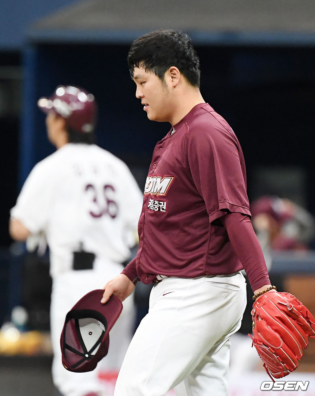 4회말 2사 주자 만루 백팀 김규민 타석에서 청팀 선발 한현희가 밀어내기 볼넷을 허용하며 아쉬워하고 있다. / rumi@osen.co.kr