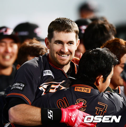 9회초 1사 주자 1,2루 한화 호잉이 역전 스리런 홈런을 날린 후 덕아웃에서 동료들과 기쁨을 나누고 있다./rumi@osen.co.kr