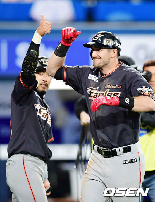 4일 오후 대구 삼성 라이온즈 파크에서 열린 ‘2018 신한은행 MYCAR KBO리그’ 삼성 라이온즈와 한화 이글스의 경기, 9회초 1사 주자 1,2루 한화 호잉이 역전 스리런 홈런을 날린 후 홈을 밟고 있다./rumi@osen.co.kr