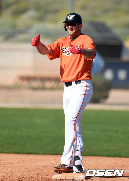 호잉이 자체 청백전에서 안타를 날리고 엄지척 세리머니를 하고 있다. /jpnews@osen.co.kr