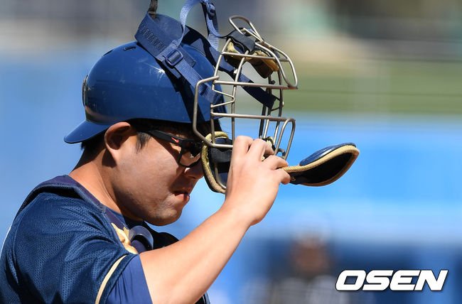 NC 양의지가 마스크를 쓰며 경기를 준비하고 있다. /jpnews@osen.co.kr