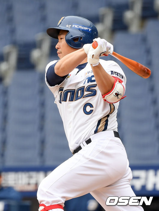 4회말 2사 주자 2루 NC 백팀 양의지가 중전 안타를 날리고 있다./rumi@osen.co.kr