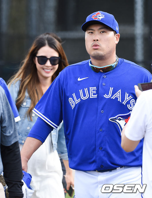 류현진이 아내 배지현 아나운서와 인사를 하고 버스로 이동하고 있다. /  soul1014@osen.co.kr