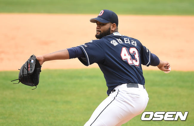 19일 오후 서울 잠실구장에서 두산 베어스의 자체 청백전이 진행됐다.비가 내리는 가운데 청백전이 진행되고 있다. /  soul1014@osen.co.kr