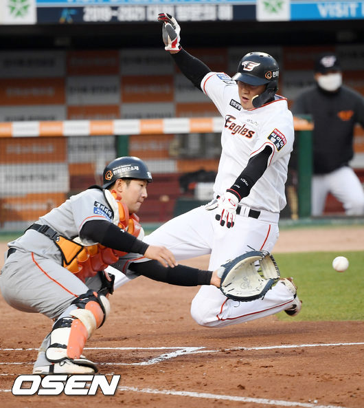2회말 1사 주자 1,2루 한화 백팀 장진혁이 1타점 적시타때 김회성이 홈으로 몸을 날려 세이프 되고 있다./ rumi@osen.co.kr