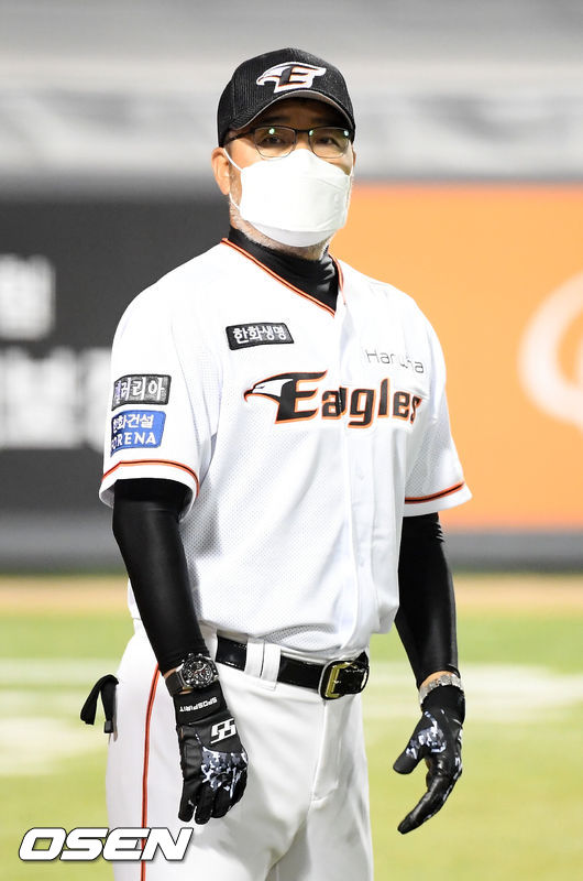경기를 마치고 한화 한용덕 감독이 그라운드로 나오고 있다. / rumi@osen.co.kr