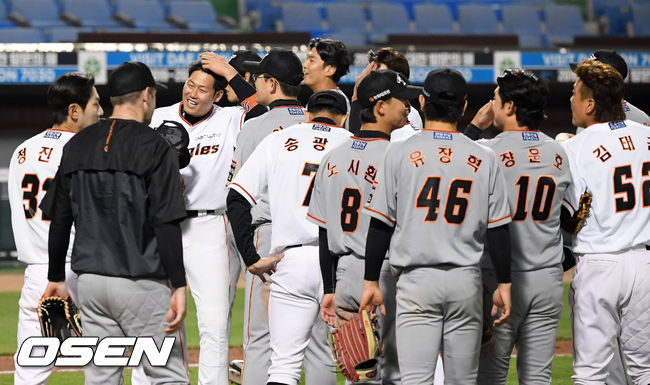 경기를 마치고 한화 선수들이 마운드 근처에 모이고 있다. / rumi@osen.co.kr