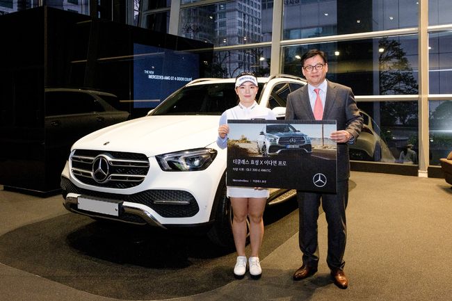 임성현 더클래스 효성 대표(왼쪽)와 이다연 프로가 후원 협약식을 갖고 있다. 