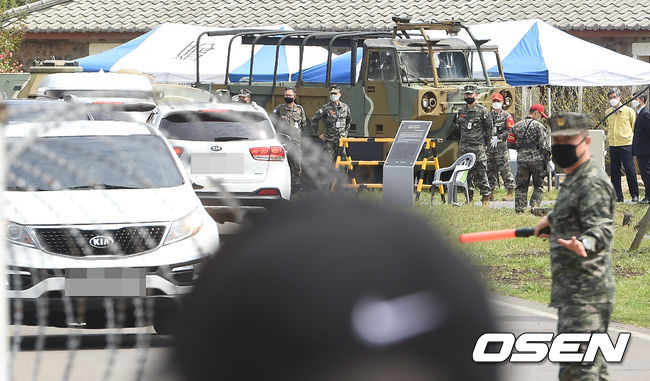 손흥민이 탄 차량이 부대로 들어가고 있다.  /  soul1014@osen.co.kr