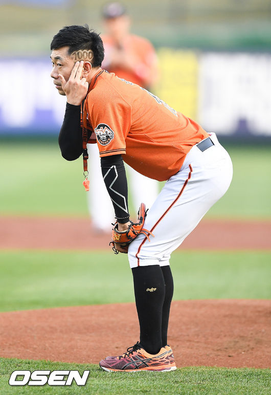 경기전 한화 홍창화 응원단장이 1000경기 출장 기념 시구를 하고 있다. / soul1014@osen.co.kr