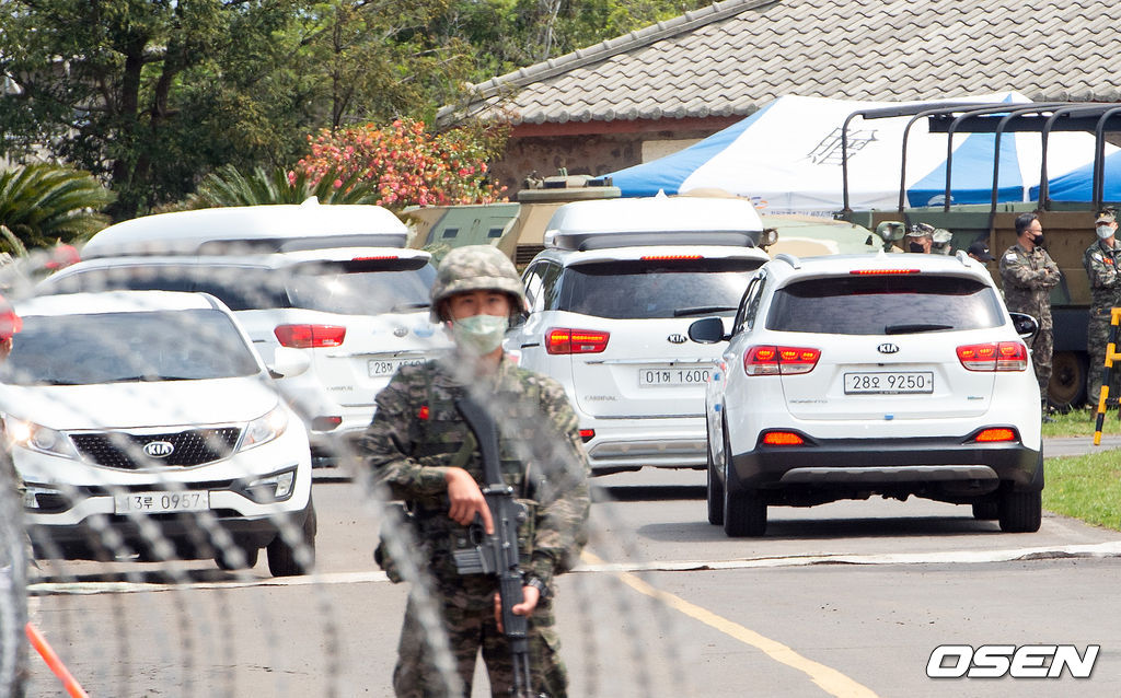 손흥민이 탄 차량이 부대로 들어가고 있다.  /  soul1014@osen.co.kr