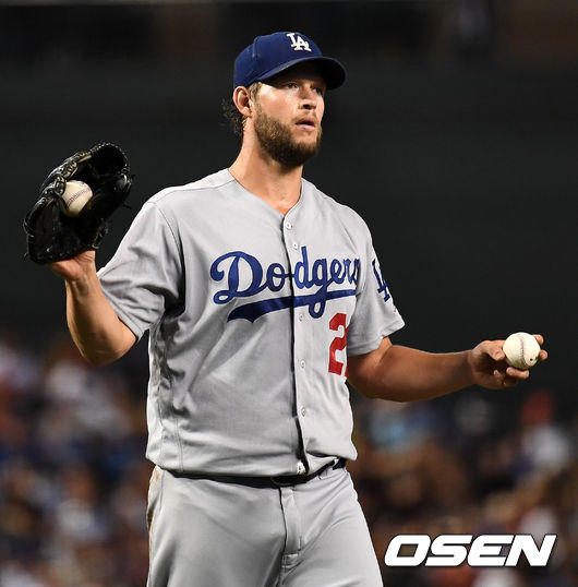 커쇼가 볼 교환을 요청하고 있다. /dreamer@osen.co.kr