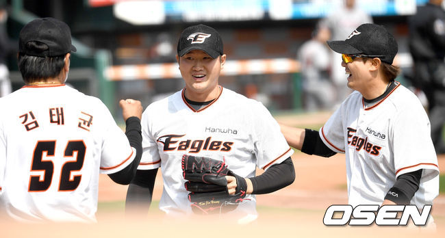 5회초 공격을 무실점으로 막아낸 한화 투수 김진영이 더그아웃으로 향하며 미소짓고 있다. / dreamer@osen.co.kr