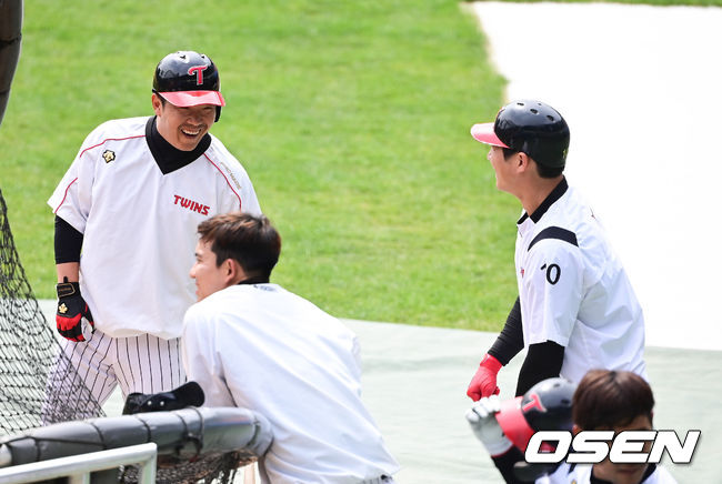 정근우와 오지환이 이야기를 나누고 있다. /  soul1014@osen.co.kr