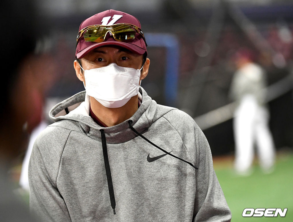 키움 손혁 감독이 마스크를 쓰고 인터뷰에 나서고 있다. /dreamer@osen.co.kr