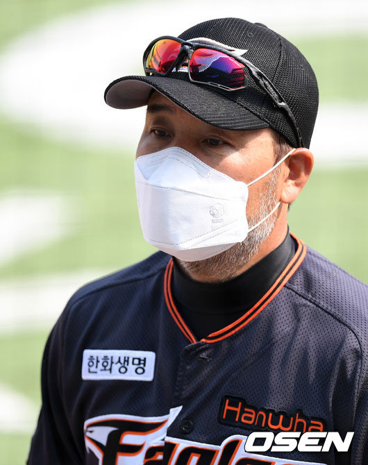 한화 한용덕 감독이 마스크를 쓰고 인터뷰를 하고 있다. /sunday@osen.co.kr