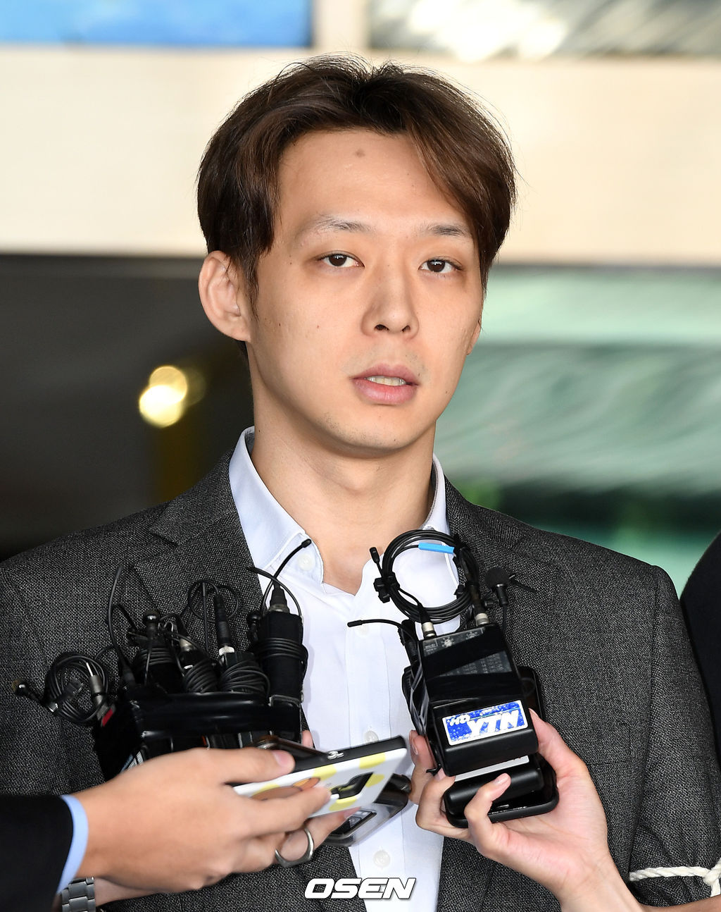 3일 오전 마약 투약 혐의로 구속된 배우 박유천이 경기남부지방경찰청에서 수원지검에 송치됐다.배우 박유천이 검찰로 송치되며 취재진의 질문에 답하고 있다. /sunday@osen.co.kr