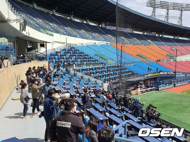 21일 두산-LG 연습경기가 실시된 잠실구장을 찾은 취재진 모습. / orange@co.kr  