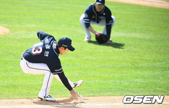 5회말 1사 두산 허경민이 LG 이천웅의 타구를 맨손으로 잡아 1루로 송구하고 있다. 악송구로 실책. /youngrae@osen.co.kr