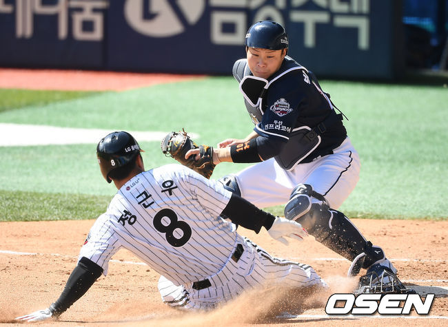 2회말 무사 1,3루 두산 박세혁이 LG 유강남의 2루 도루 때 홈으로 쇄도하는 정근우를 아웃시키고 있다. /youngrae@osen.co.kr
