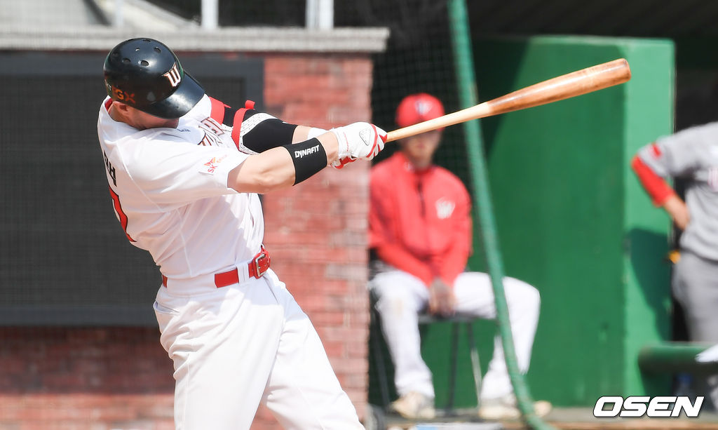 SK 로맥이 홈런을 날리고 있다. /  soul1014@osen.co.kr