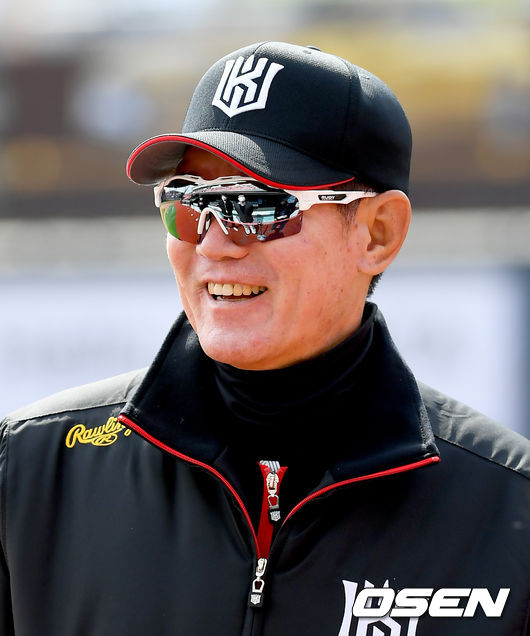 KT 이강철 감독이 인터뷰를 하고 있다./ksl0919@osen.co.kr