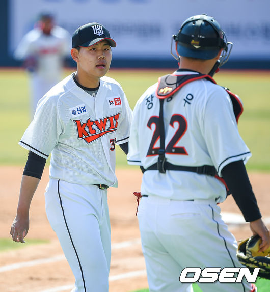 KT 소형준이 포수 장성우와 이야기를 나누며 더그아웃으로 들어가고 있다./  soul1014@osen.co.kr