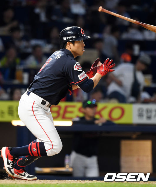 4회초 1사 주자 1루 롯데 전준우가 중견수 앞 안타를 날리고 있다.  /rumi@osen.co.kr