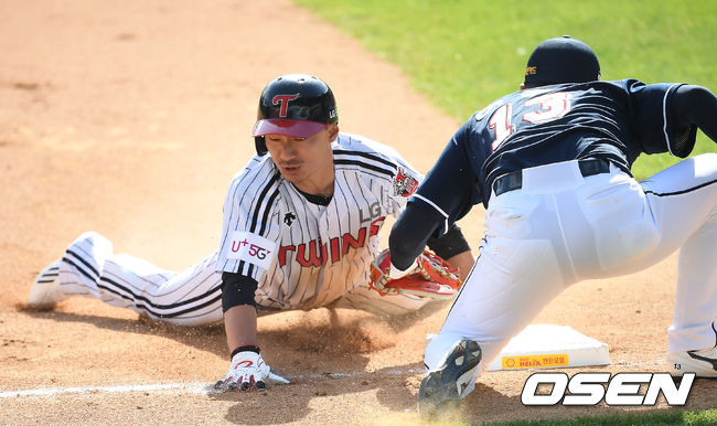21일 오후 서울 잠실야구장에서 열린 LG 트윈스와 두산 베어스의 연습경기가 열렸다.6회말 1사 2루 LG 신민재가 3루 도루를 시도하다 아웃당하고 있다. /youngrae@osen.co.kr