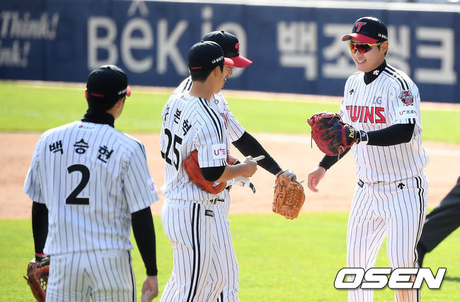 LG는 21일 서울 잠실구장에서 열린 두산과의 교류전에서 5-2로 승리했다. 승리를 거둔 엘지 선수들이 기뻐하고 있다. /youngrae@osen.co.kr